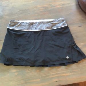 LULULEMON TENNIS/RUN SKIRT SIZE 6!